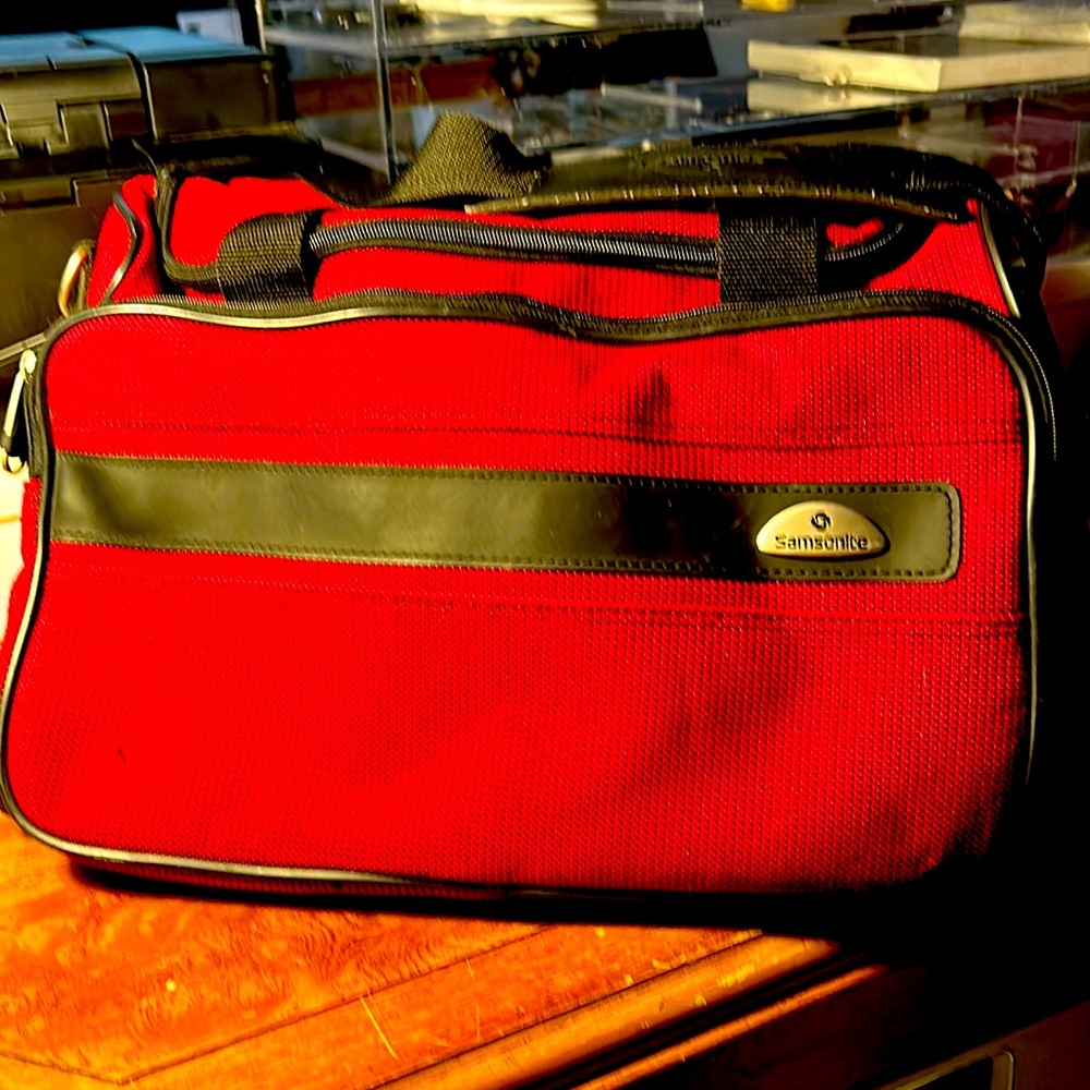 Samsonite Carry On Bag w/ Heavy duty shoulder strap, and handle.